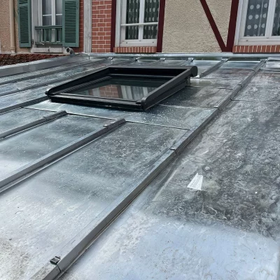 Rénovation de toiture zinc et Velux Paris